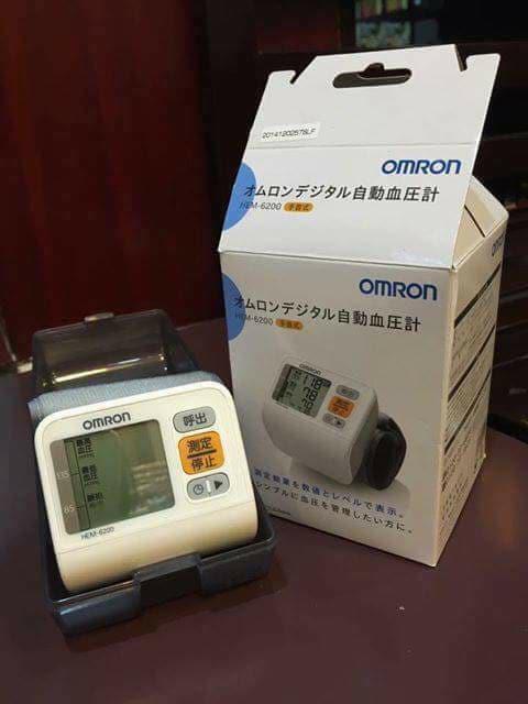 Máy đo huyết áp cổ tay Omron HEM-6200