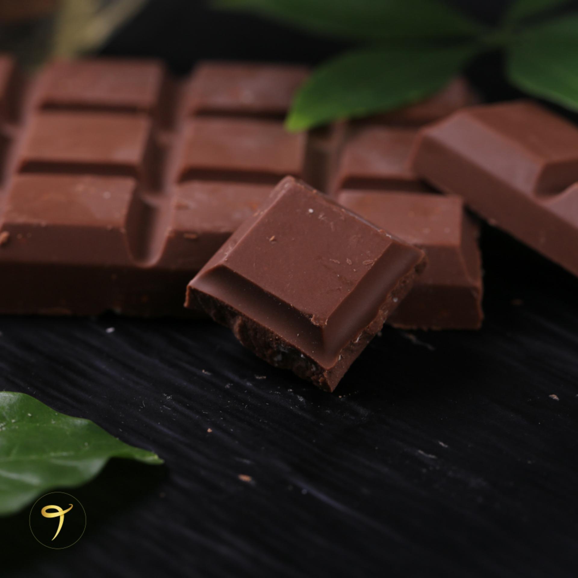 Socola sữa nhân hạt mắc ca thanh 100g | Henk Chocolate