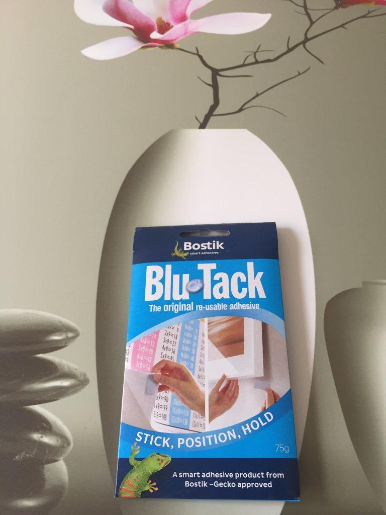 Combo 2 vỉ đất sét dính blu tack, Blu tack của Bostik 75 gr
