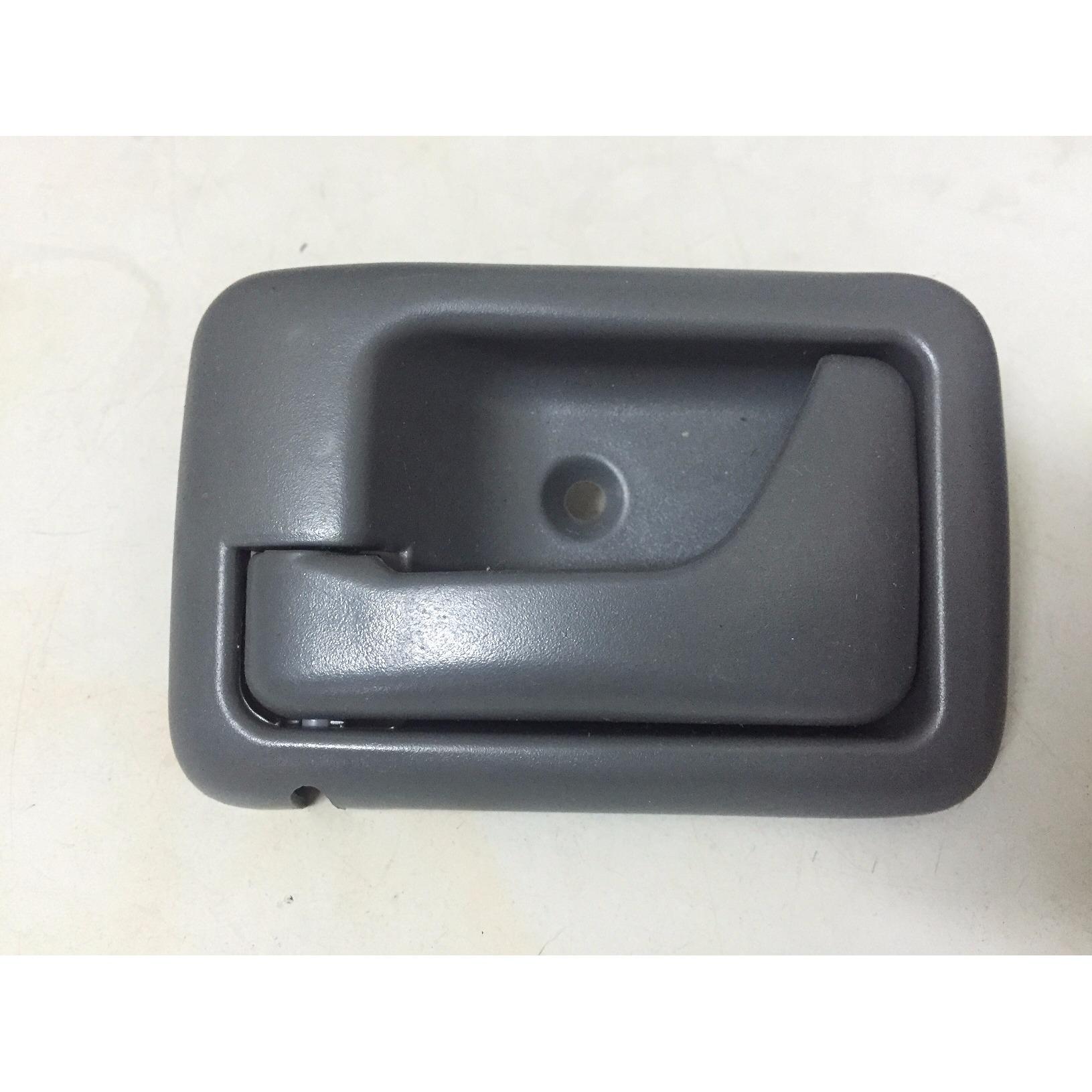 Tay mở cửa trong Suzuki Wagon R+
