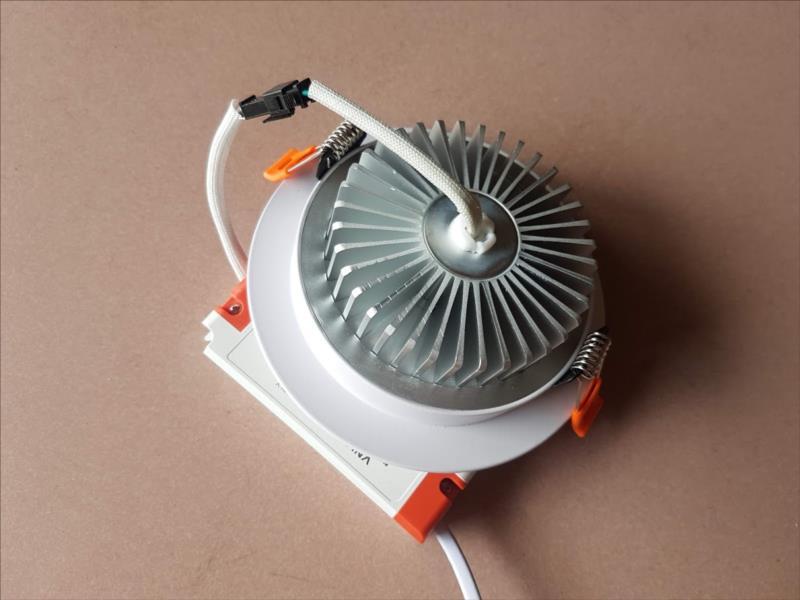 Đèn Led âm trần 7W kính đục, đổi 3 màu