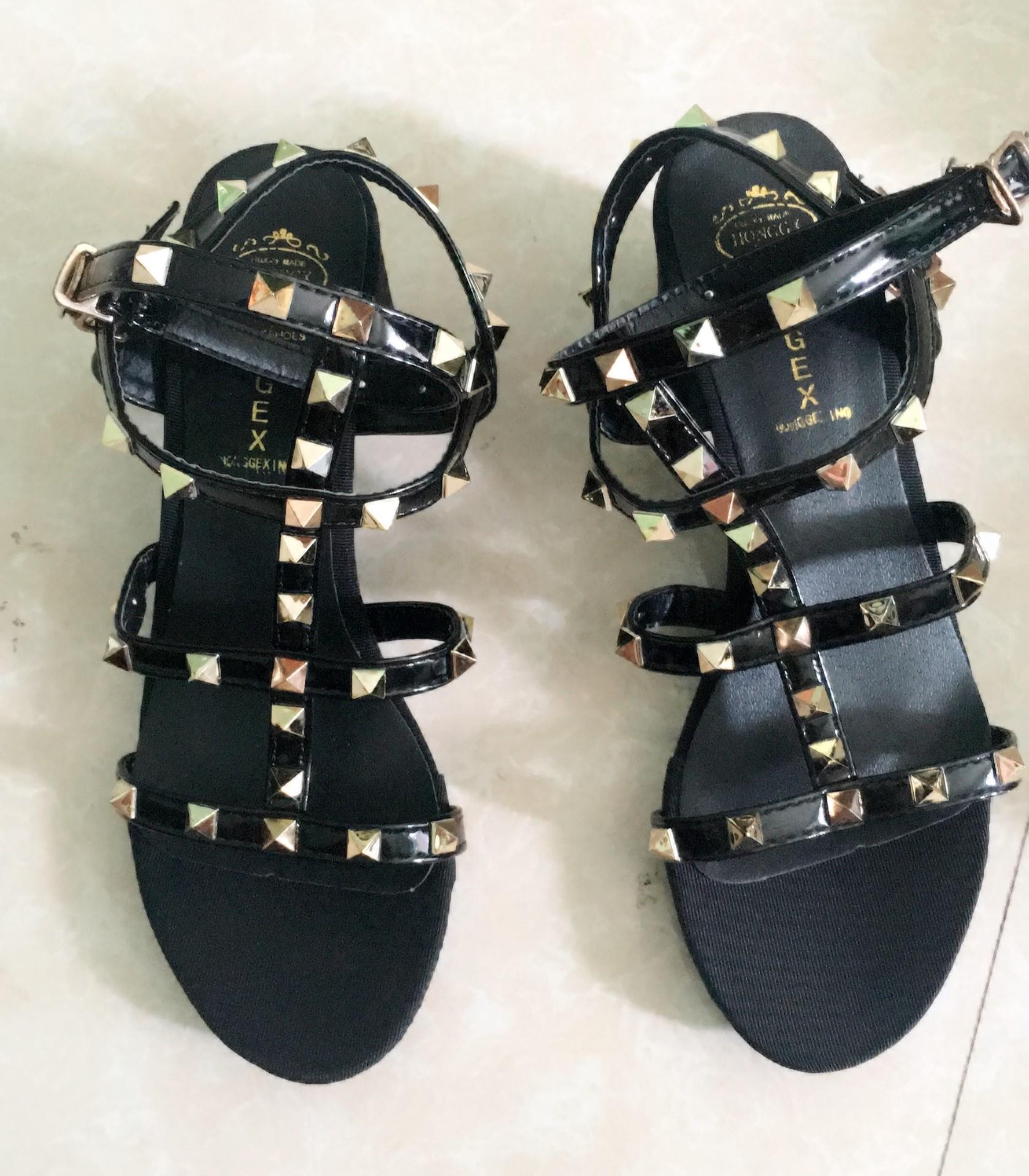 Sandan tán đinh valentino full box(ảnh thật phía sau)