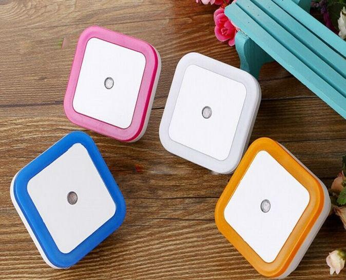 Đèn ngủ tự động cảm biến tự sáng khi tối + Tặng móc khóa khui nắp chai