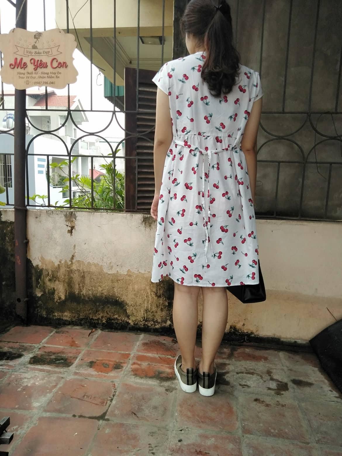 Váy bầu cherry trắng cổ sen