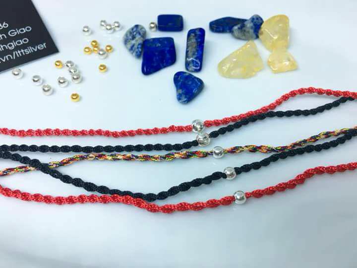 Vòng tay sợi chỉ may mắn mix bi bạc ta