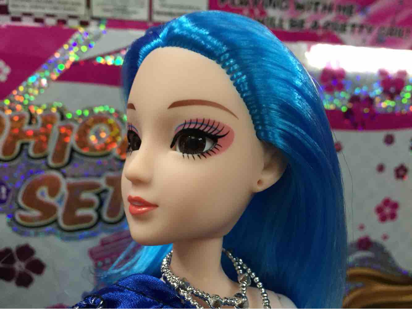 Đầu búp bê- tóc xanh dài dến gói chân