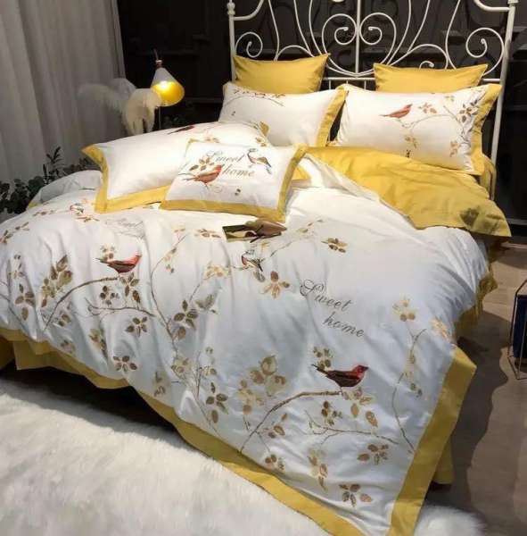 SÉT CHĂN GA GỐI LỤA SATEEN THÊU SWEET HOME ÉN VÀNG 7 MÓN