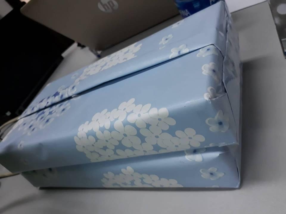 [HCM]10 tờ giấy gói quà có sẵn keo