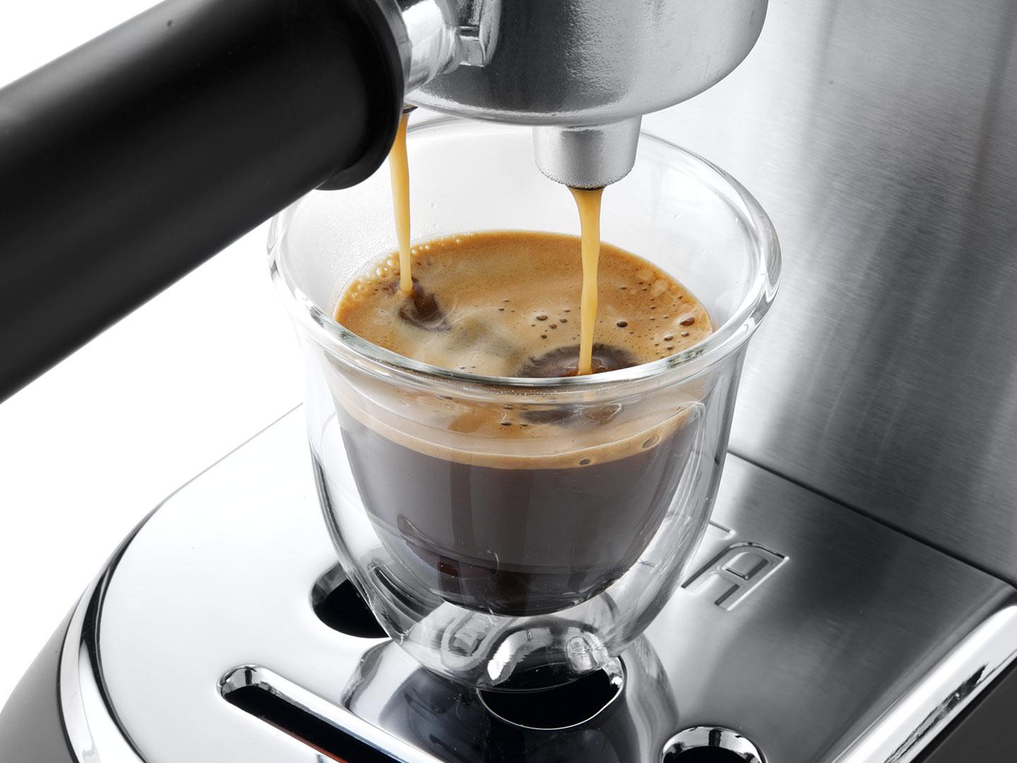 Máy Pha Cà Phê DeLonghi EC685 Dedica Style (M/ R) - Thiết Kế Gọn, Áp Suất 15 Bar - Chính Hãng