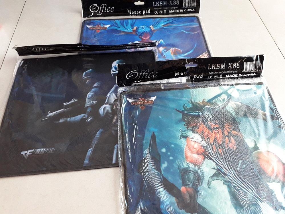 [HCM]Miếng lót chuột lớn. Kích thước dài 29 cm x rộng 24 cm. Hình Game đột kích may viền. Dùng trong Game và văn phòng rất ok. Vi Tính Quốc Duy