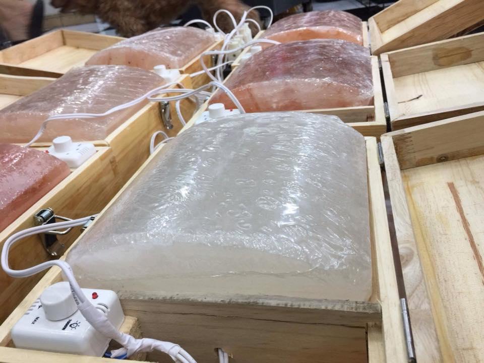Đá muối Himalaya  Cao Cấp mặt cong gỗ thông.
