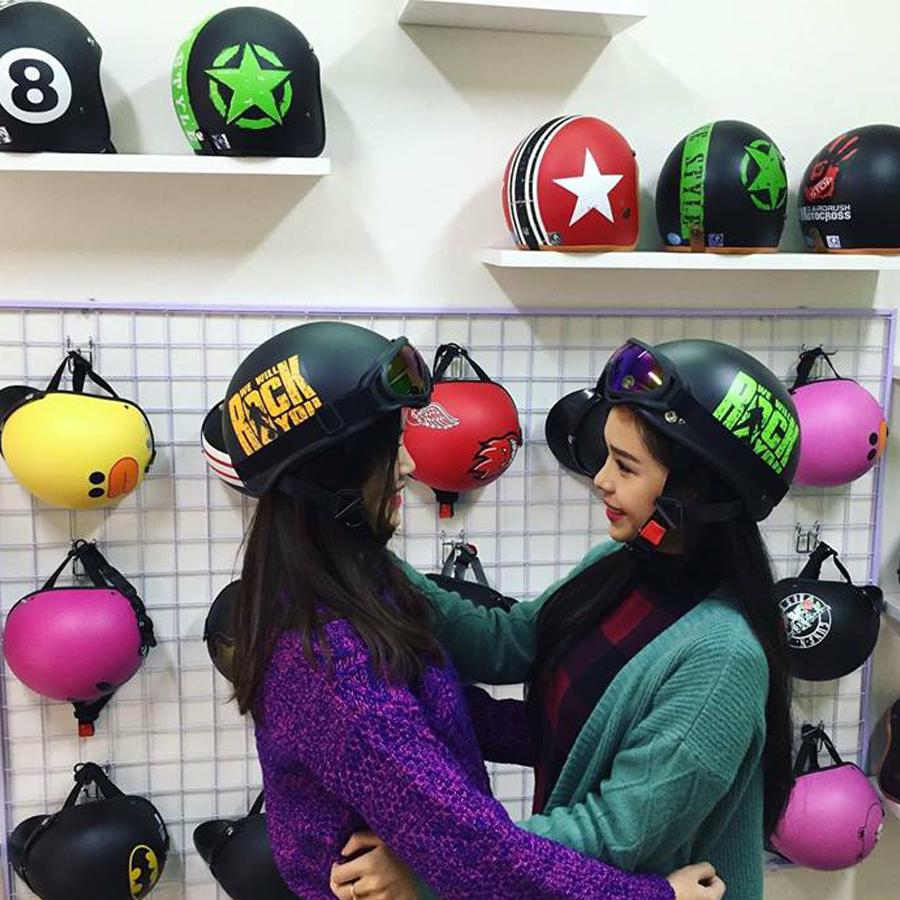 Mũ bảo hiểm phượt nửa đầu kèm kính tạo nên phong cách