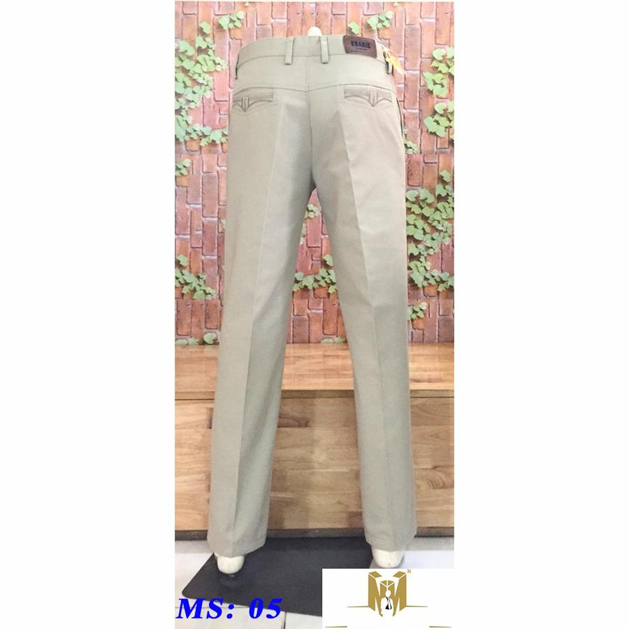 Quần kaki trung niên màu kem.