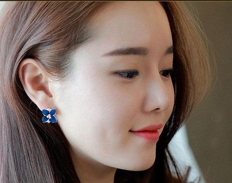 Bông tai nữ hình hoa Camelia 3D đính đá pha lê 