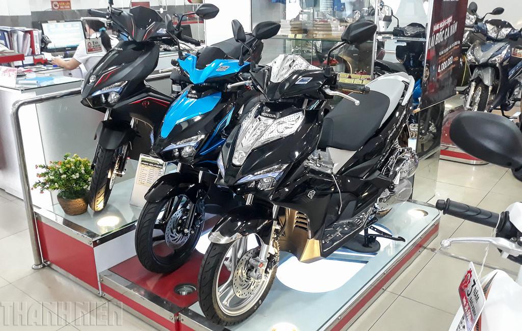 Ốp nắp xăng xe AIR BLADE 2016-2019 (bạc / ca rô)