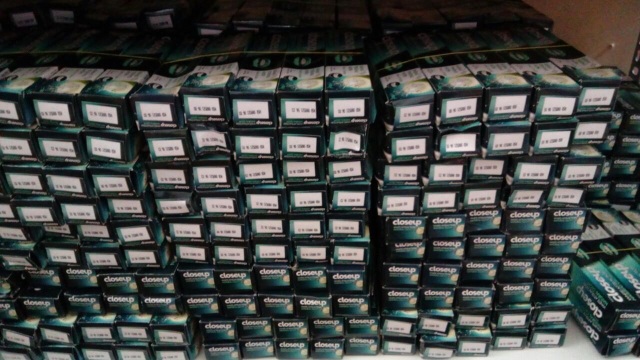 Combo 2 tuýp kem đánh răng Closeup dừa + than hoạt tính 30g (Mới)
