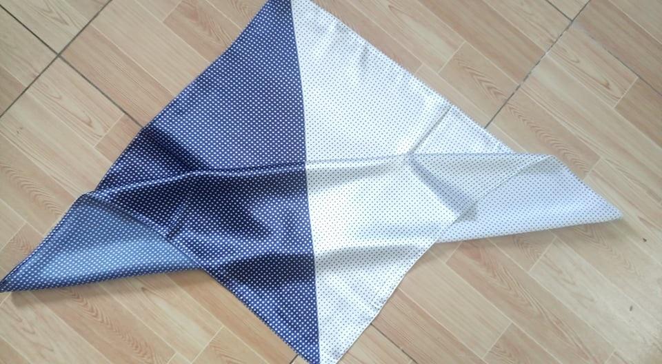 Khăn vuông satin chấm bi (màu xanh)