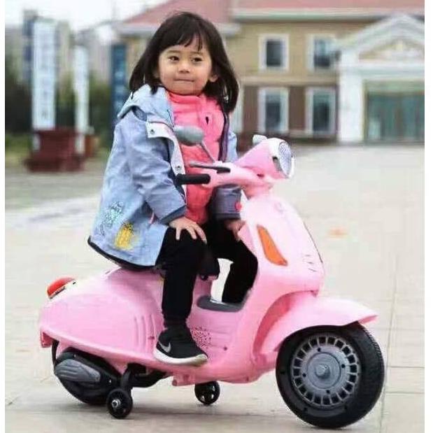 Xe máy điện trẻ em kiểu dáng xe vespa cổ