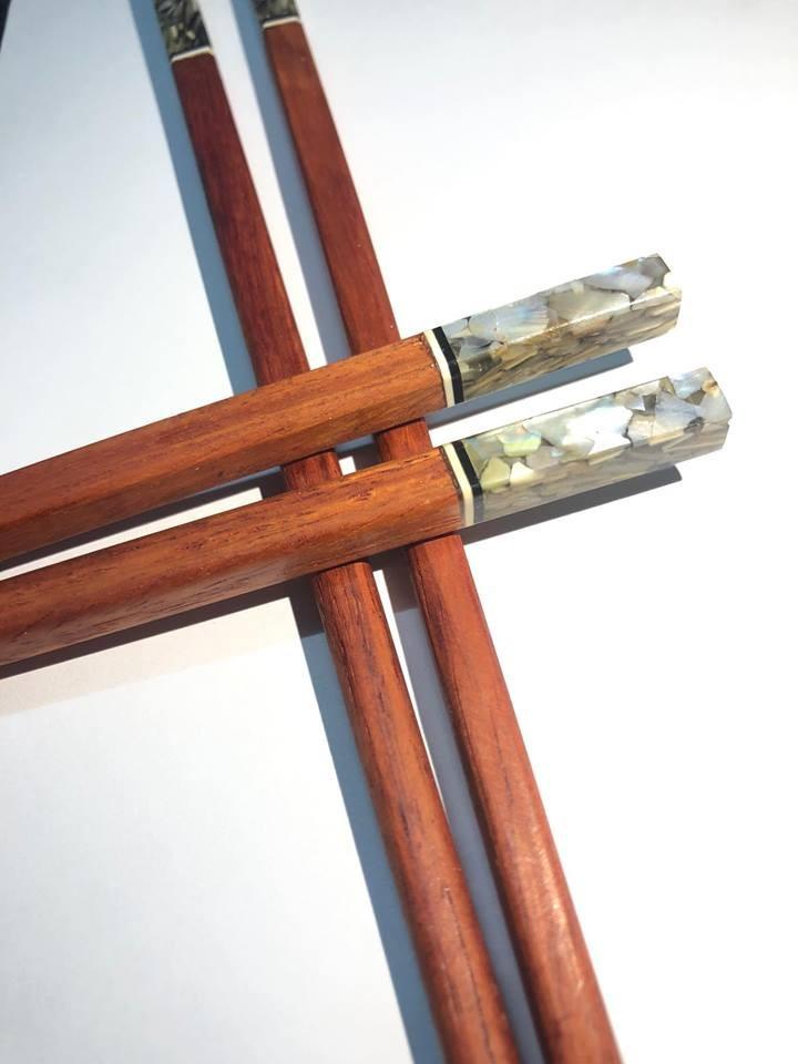 Đũa ăn gỗ Cẩm lai cao cấp đầu tròn gắn trai trai biển  .. 10 đôi