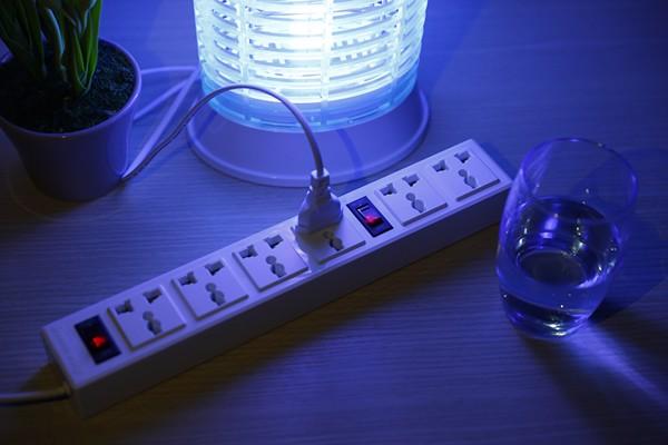 Ổ cắm điện đa năng Điện Quang ĐQ 003A-04 (6 lỗ 3 chấu) công suất 2500w, tự ngắt khi quá tải, BH 12 tháng