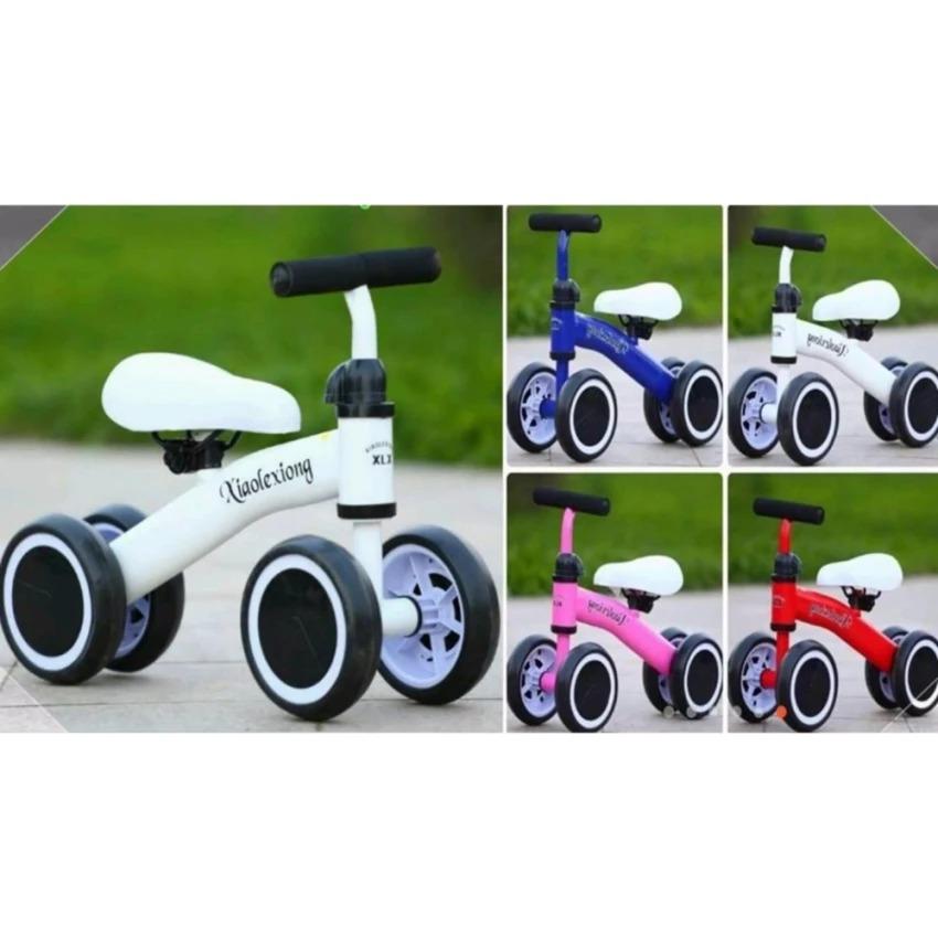 Xe đạp chòi chân giữ thăng bằng cho bé