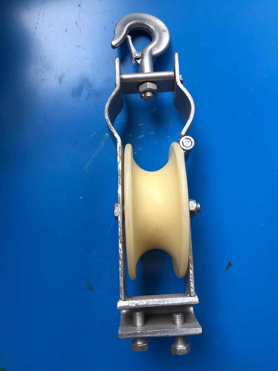 Ròng rọc nhựa chịu lực 1 tấn (kích thước: Đường kính 15cm; độ rộng của rãnh 6cm; dòng dọc nhựa; buly nhựa