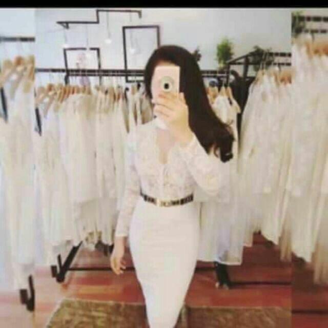 Đầm body ren ôm tay dài xẻ ngực 