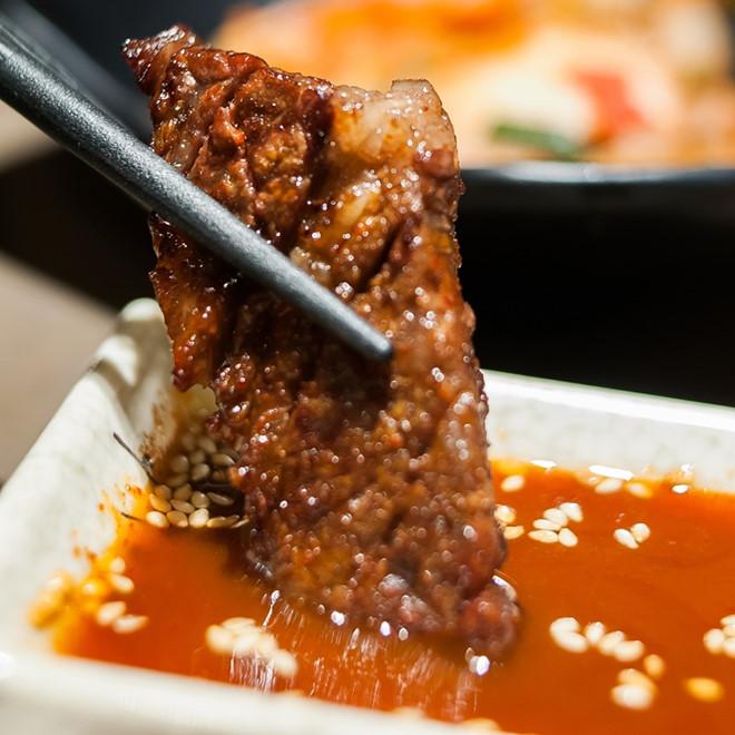 Nước chấm thịt nướng màu đỏ Nhật Bản