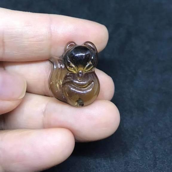 Mặt hồ ly may mắn đá pholy khói tặng kèm khuyên và dây đeo