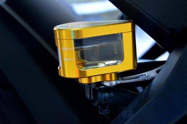 Bình dầu Rizoma nhôm CNC kiểu giọt nước dành cho xe Winner, Exciter (Tặng kèm bas)