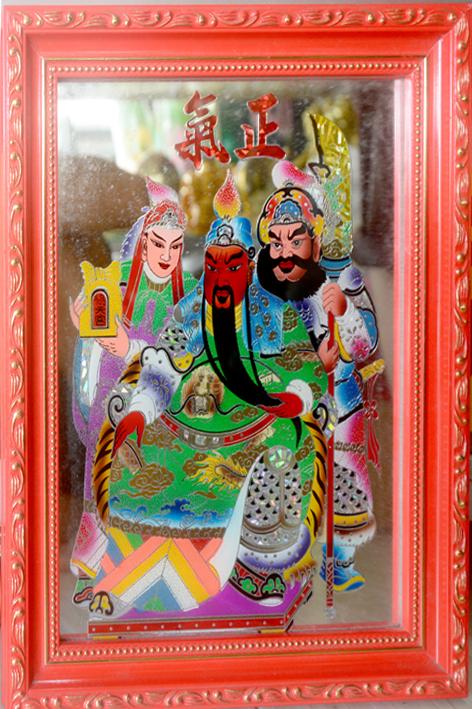 Khung ảnh đỏ thờ Ba ông Quan Công