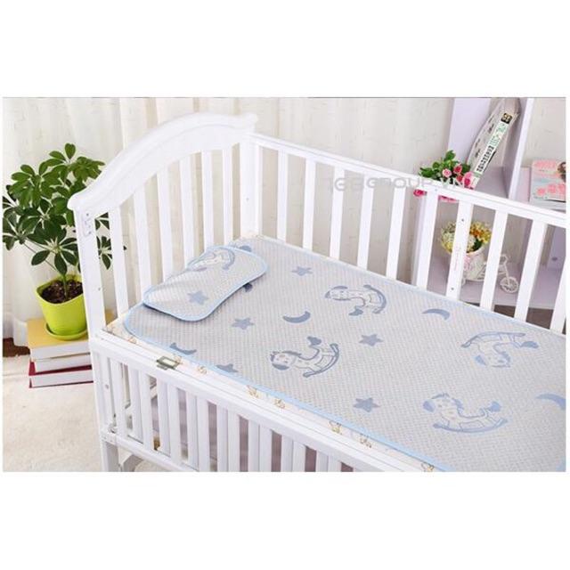 Chiếu lụa điều hoà kèm gối thảo dược cho bé