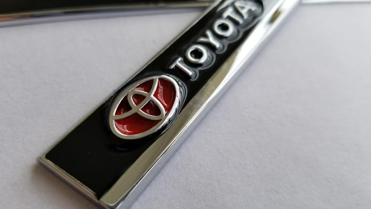 Tem logo hãng kim loại dán sườn xe hơi