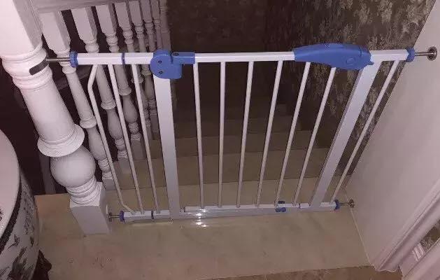 TẤM CHẶN CỬA CHẶN CẦU THANG (KT CHẮN: 57-64CM. ĐỘ CAO 76CM)