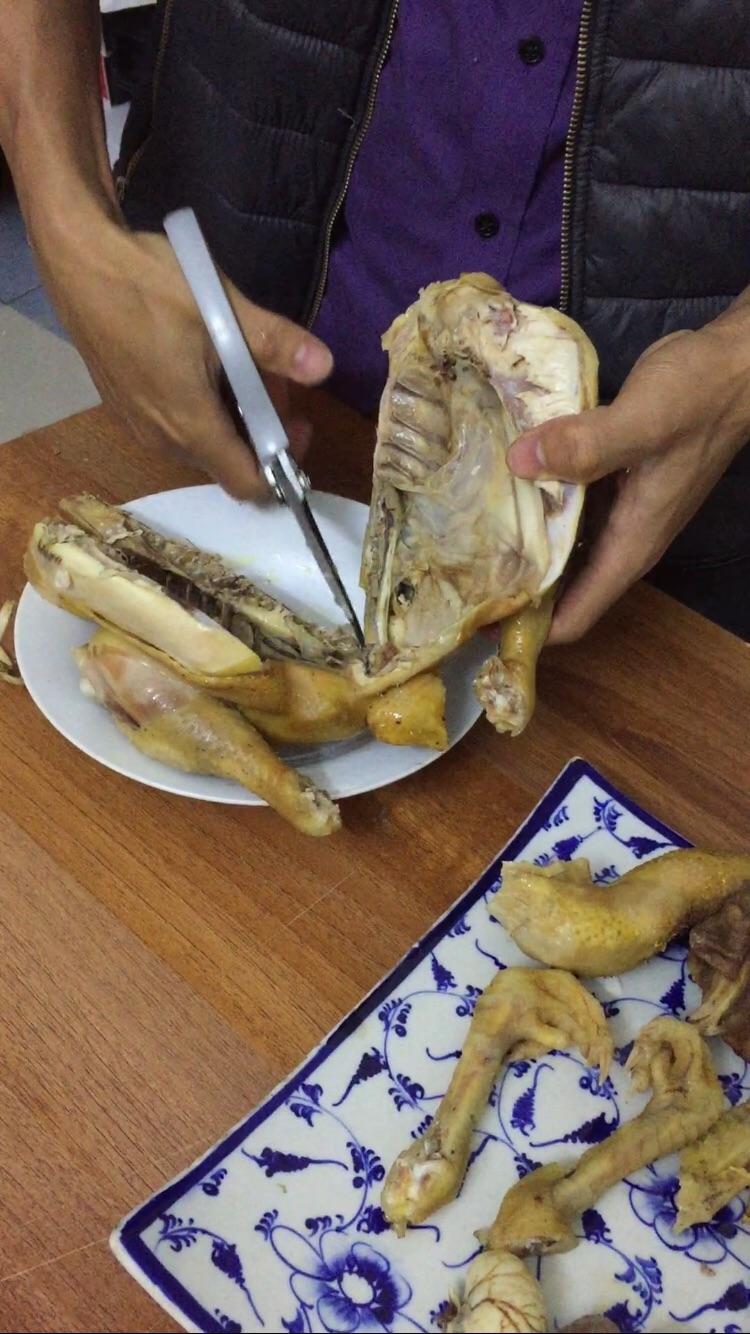 Kéo cắt thịt gà