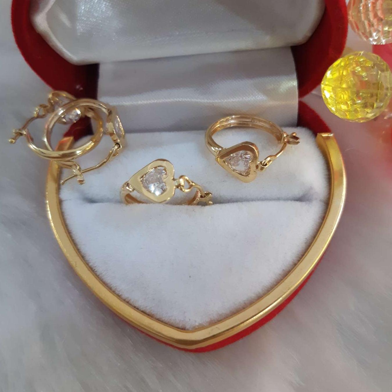 Khuyên tai vàng tây hình tim