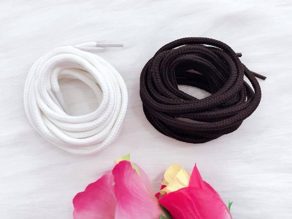 Set 2 cặp dây buộc giày, màu trắng và đen.