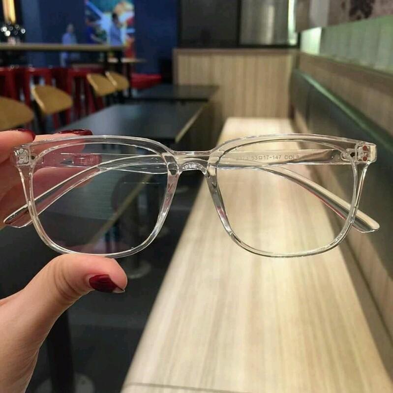 kính mắt gọng trong suốt