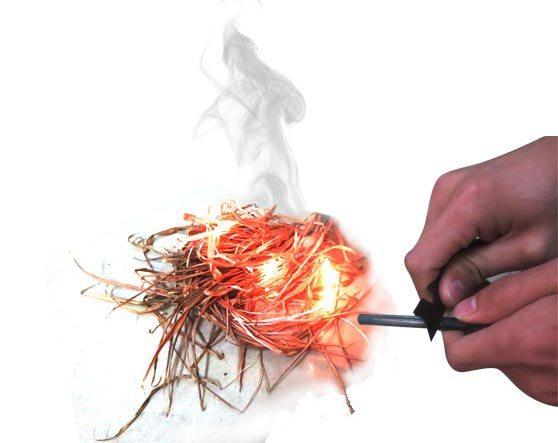 Bộ dụng cụ sinh tồn (còi cứu sinh + dụng cụ đánh lửa)
