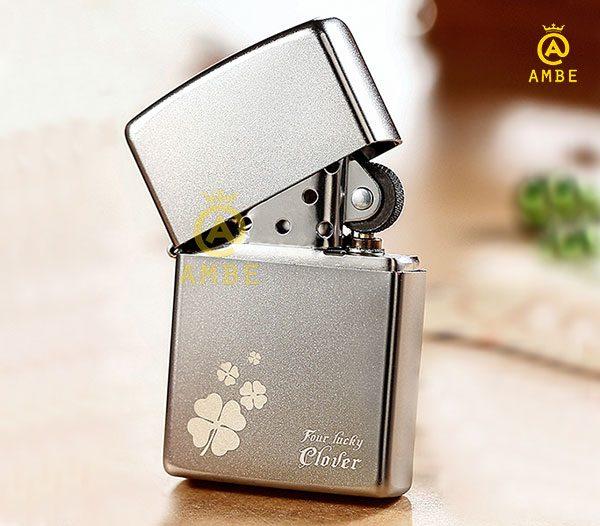 Bật lửa Zippo Satin Mỹ cỏ 4 lá bạc Z61