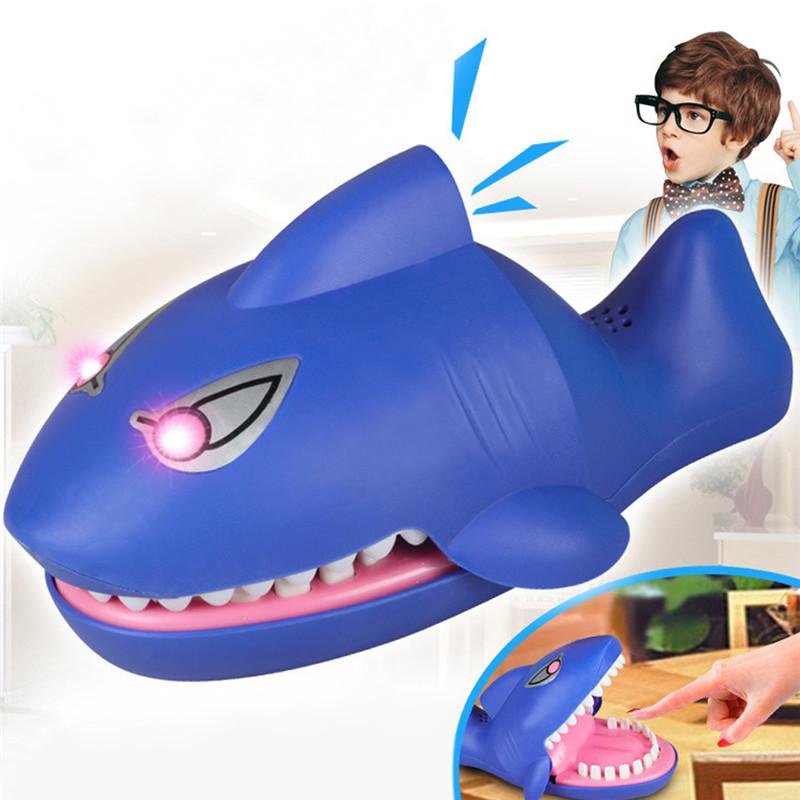 TRÒ CHƠI CÁ MẬP CẮN TAY PIN NHẠC ĐÈN BOARDGAME
