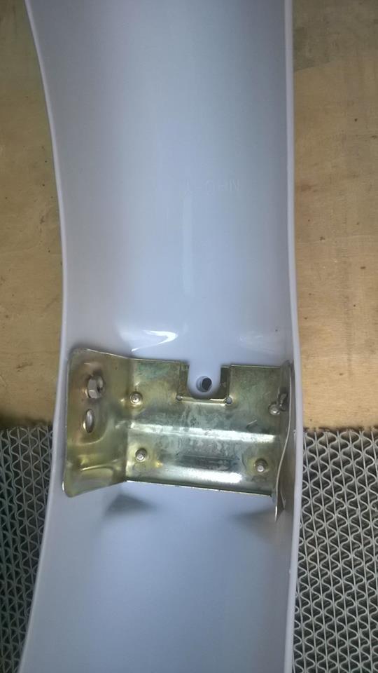 dè nhựa sau 67 + luôn cóc dè màu trắng ngà