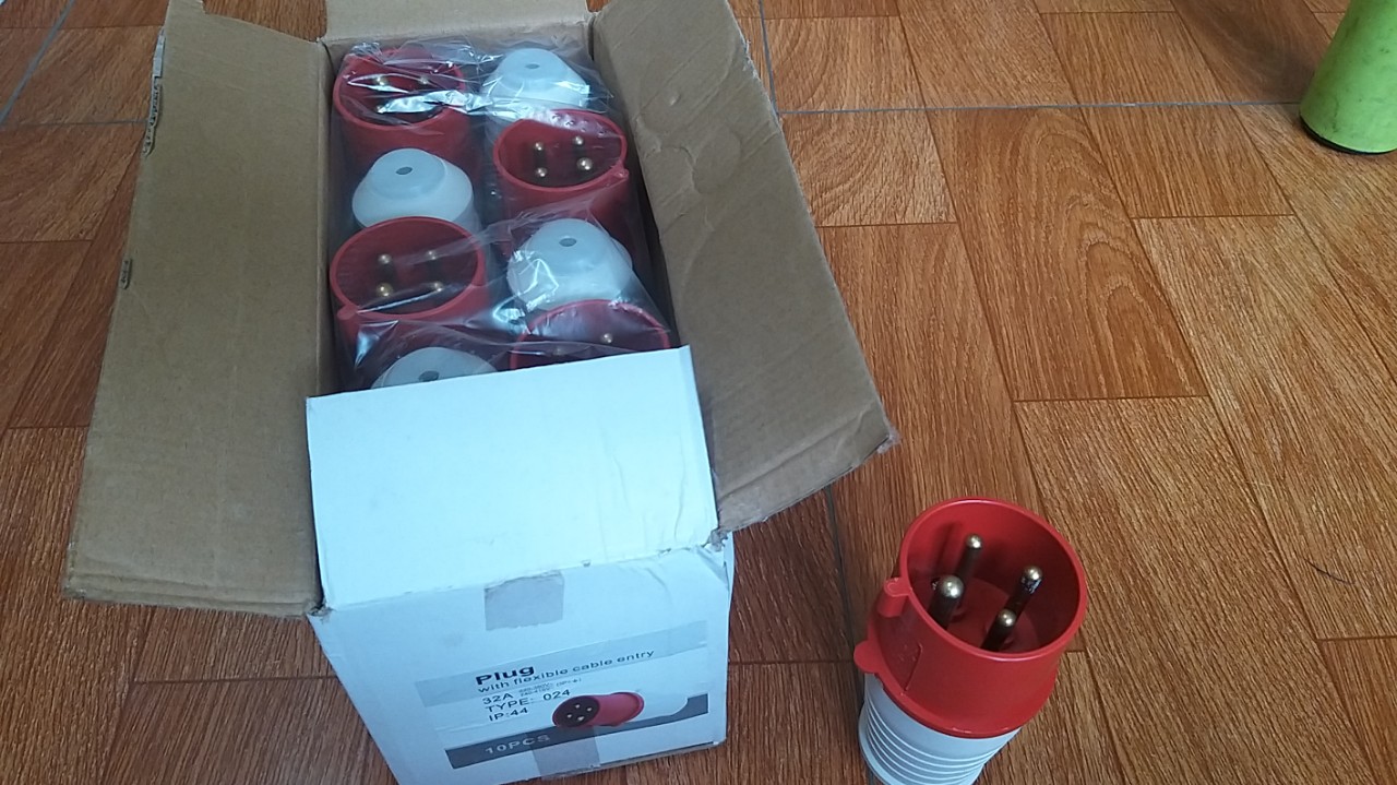 Phích cắm điện công nghiệp 3 pha 4 chấu 32A