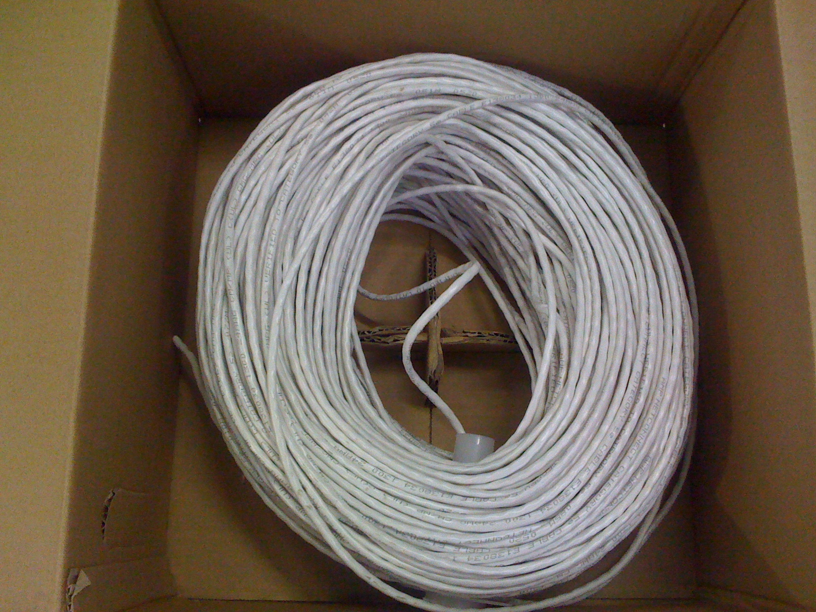 THÙNG CÁP MẠNG CAT 5E AMP 0830 DÀI 305 MÉT