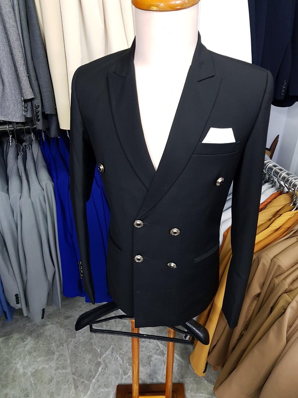Áo vest nam màu đen kiểu 6 nút phong cách