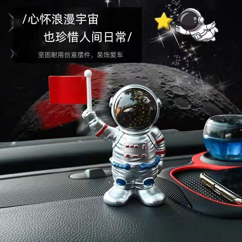 Đồ Trang Trí Cho Các Phi Hành Gia Trên Ô Tô