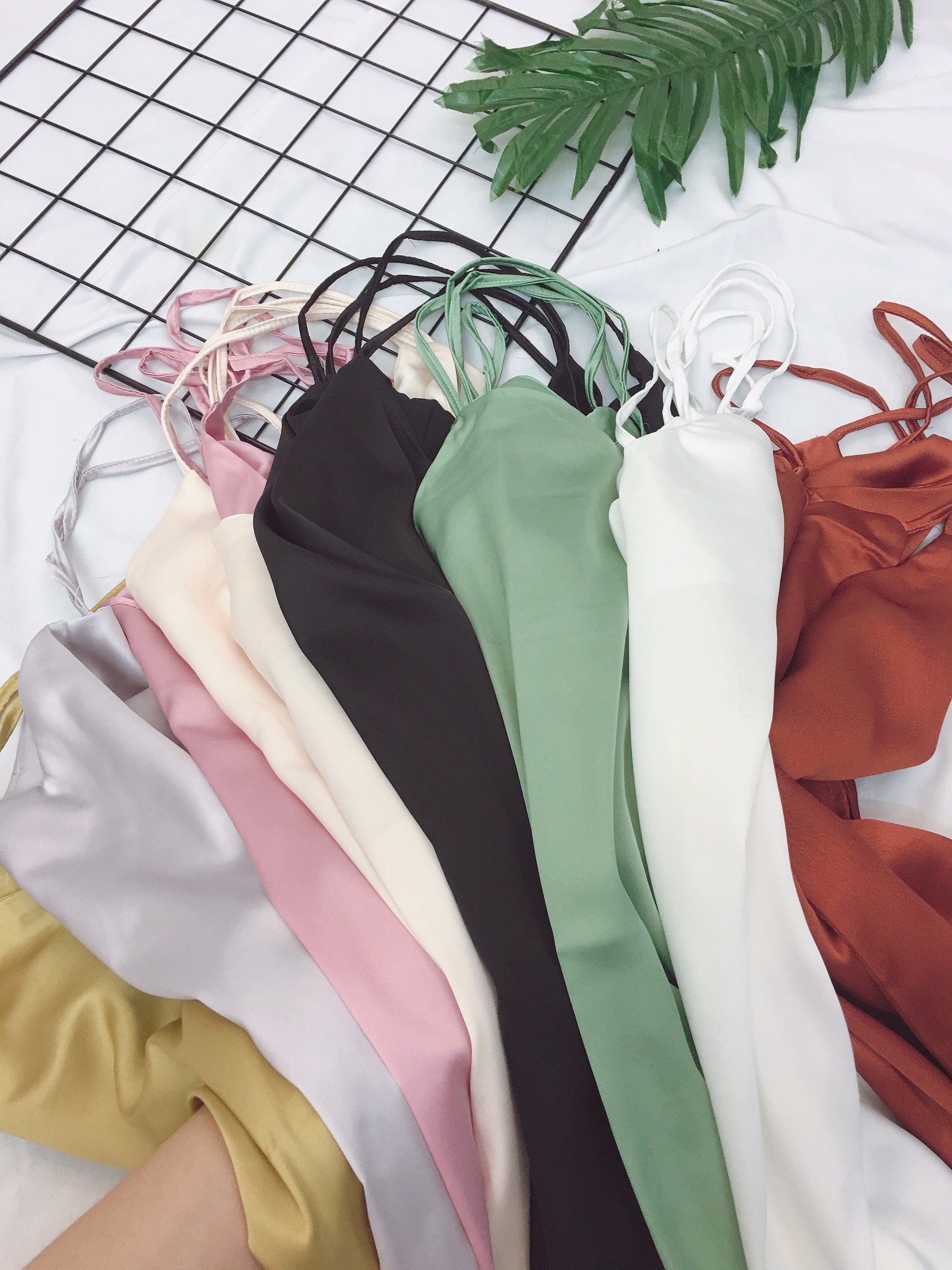 Áo hai dây nữ cổ tim vải lụa satin cao cấp
