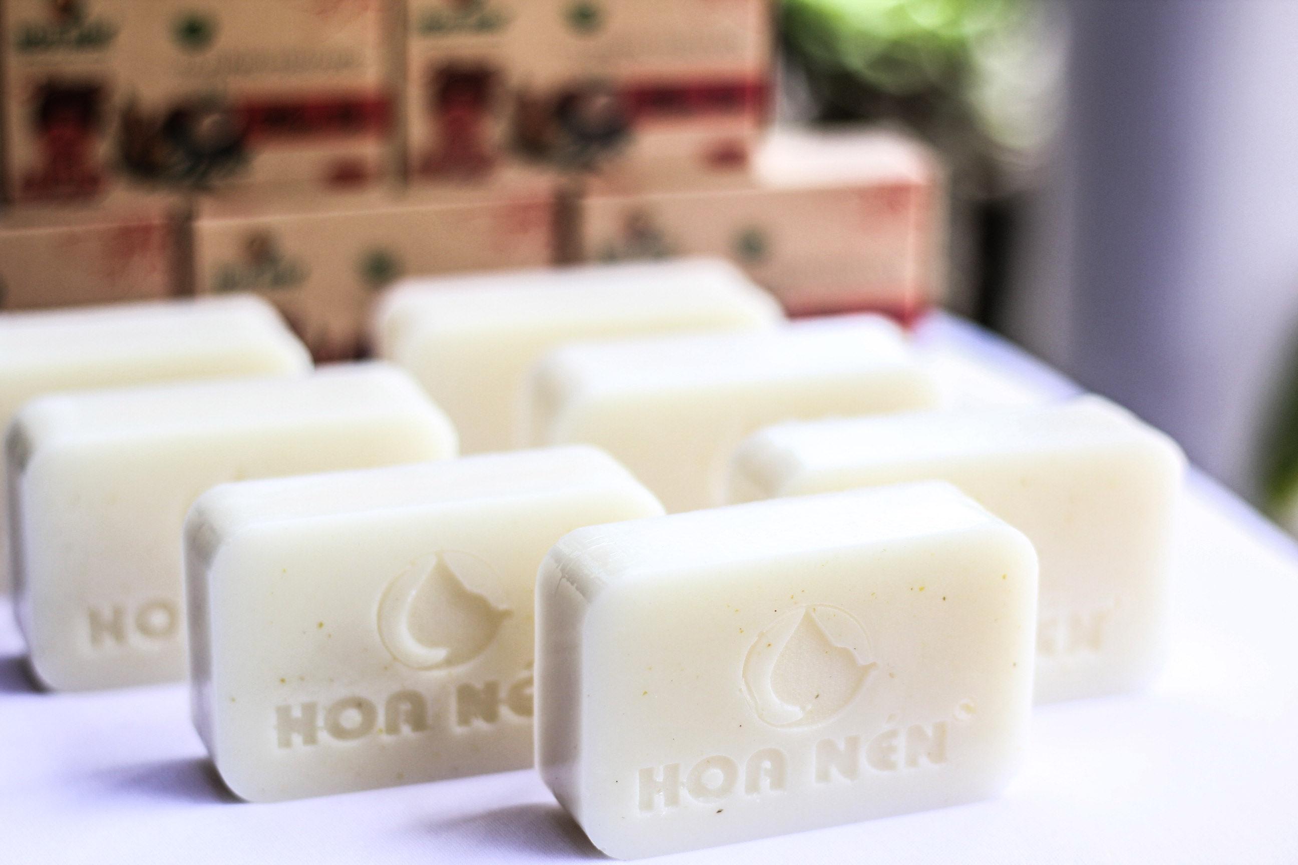 Xà phòng thảo dược tắm cho bé Hoa Nén 100g
