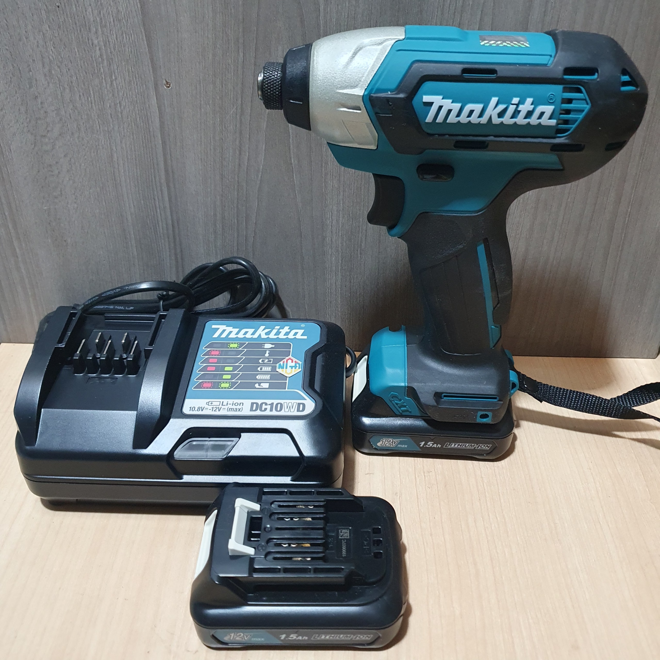 Máy bắn vít dùng pin Makita TD110DSYE (12V )