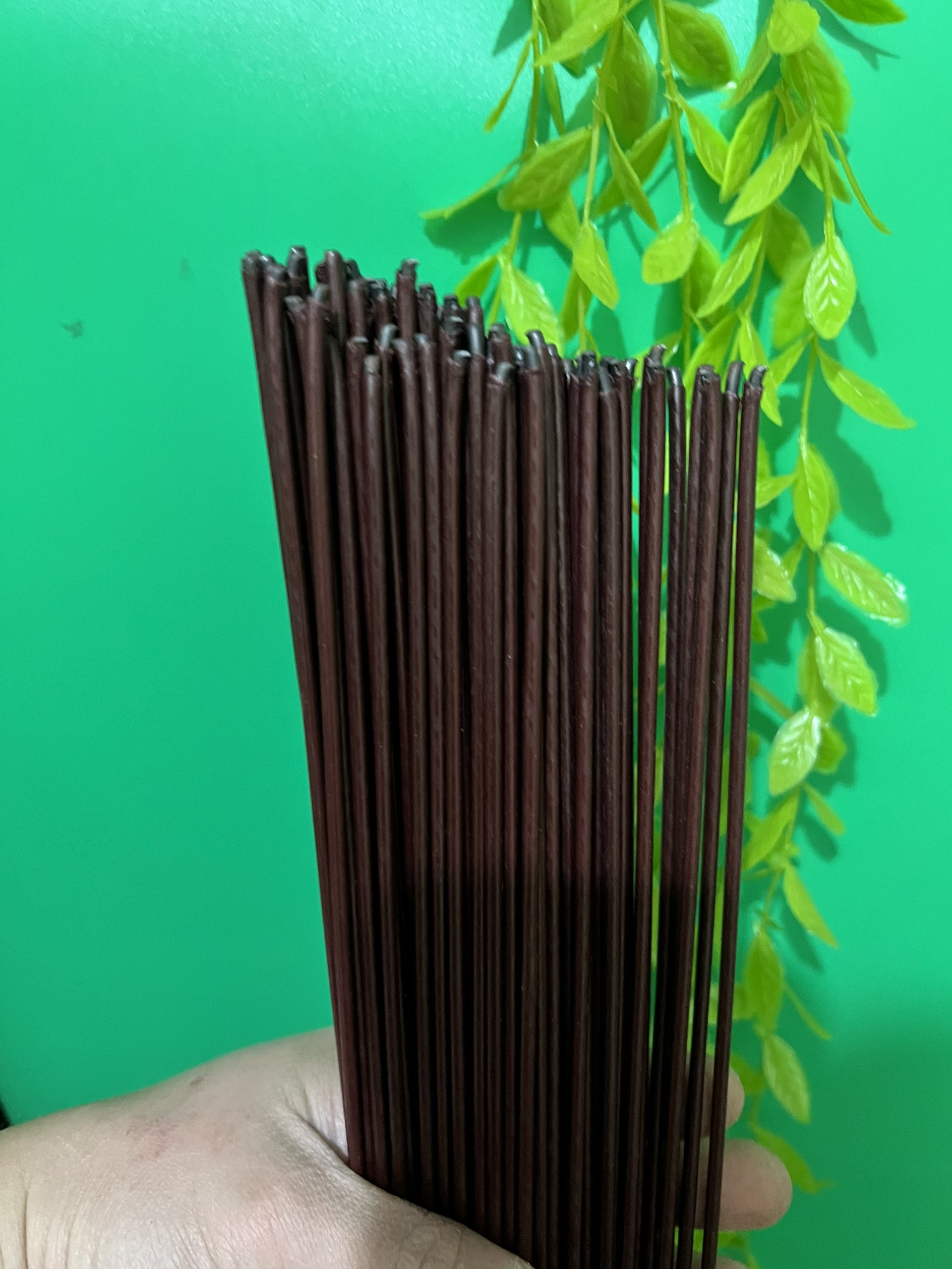 23 que (1kg) que cắm lan bọc nhựa, que cắm hồ điệp, uốn cây cảnh, làm đồ hand made màu nâu 100cm 2.5 ly
